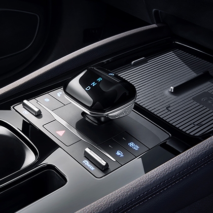 model-m6-solution-interior-finger-touched-electronic-shifter